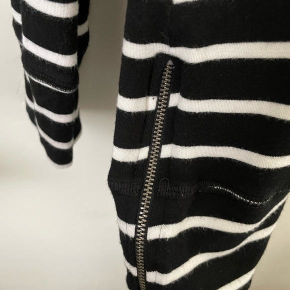 A PEA IN THE POD - BLACK AND WHITE STRIPED MATERNITY LONG SLEEVE SHIRT - Picture 4 of 4